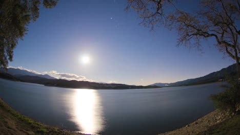 Lapso-De-Tiempo-De-La-Luna-Sobre-El-Lago-Cachuma-En-El-Condado-De-Santa-Bárbara,-California