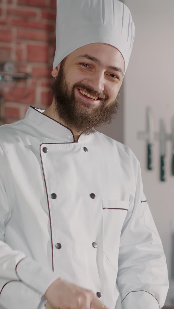 Chef che prepara l'insalata in cucina