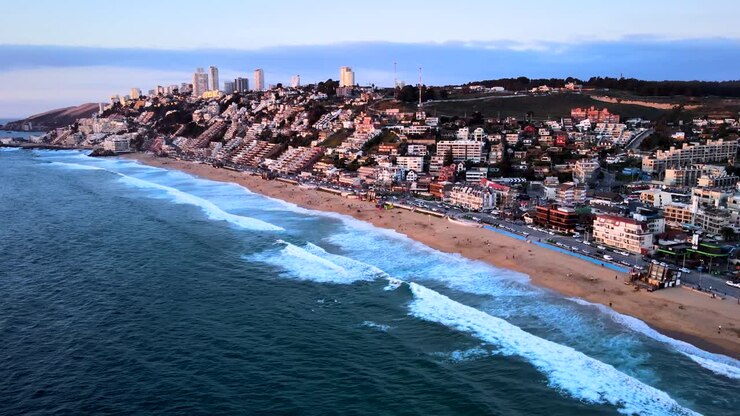 Vista aerea panoramica di Reñaca al tramonto con i suoi edifici e la costa della sua spiaggia