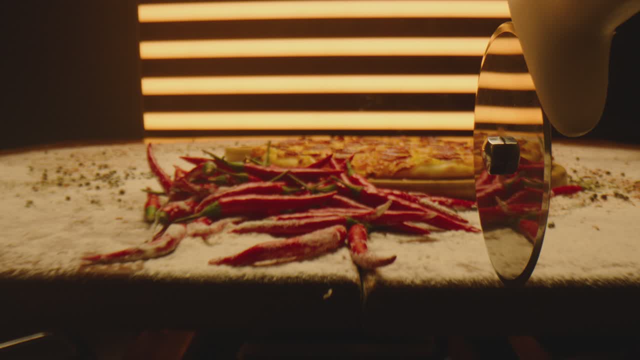 둥근 칼로 피자를 잘라내는 장면: 맛있는 피자가 조각으로 잘라지는 장면; 소시지, 녹은 치즈, 은 고추와 함께 구운 피자; 라우아 렌즈로 아리 알렉사에 대한 촬영; 카메라 이동