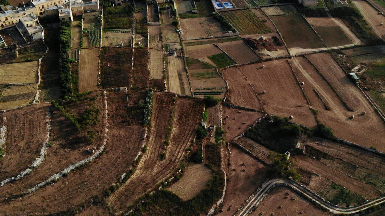 vista aérea de la ciudad maltesa enclavada entre campos rurales y el océano
