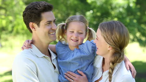 Padres-Felices-Con-Su-Niña-En-El-Parque