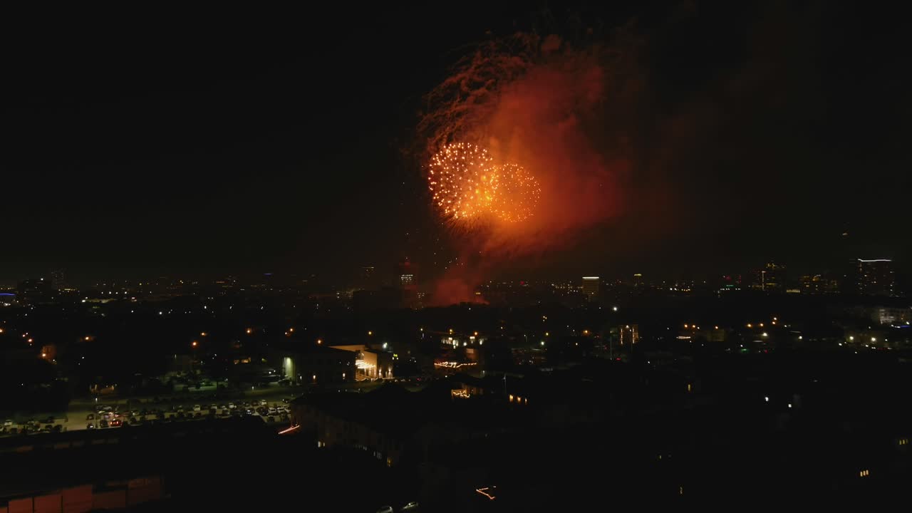 antena de fuegos artificiales del 4 de julio en houston por la noche