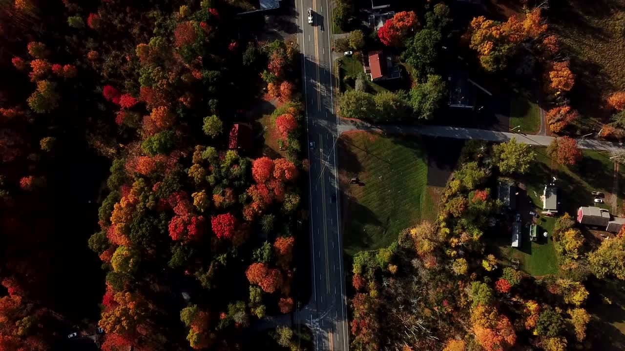 tiro de avión no tripulado de escena de carretera de campo de otoño
