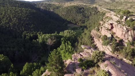 montañas redondeadas, color rojo, en albarracín, españa. luz