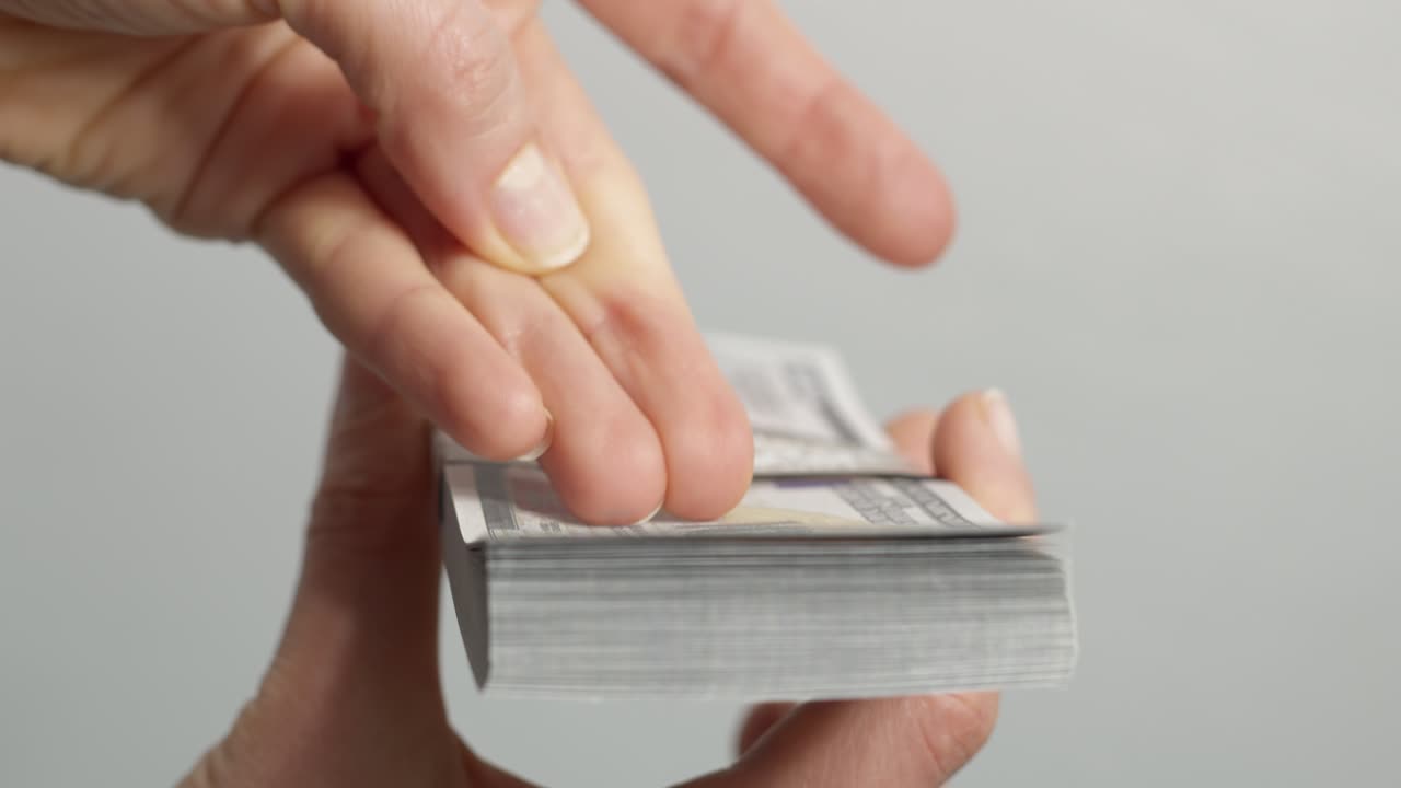 mucho dinero en la mano. billetes de cien dólares.