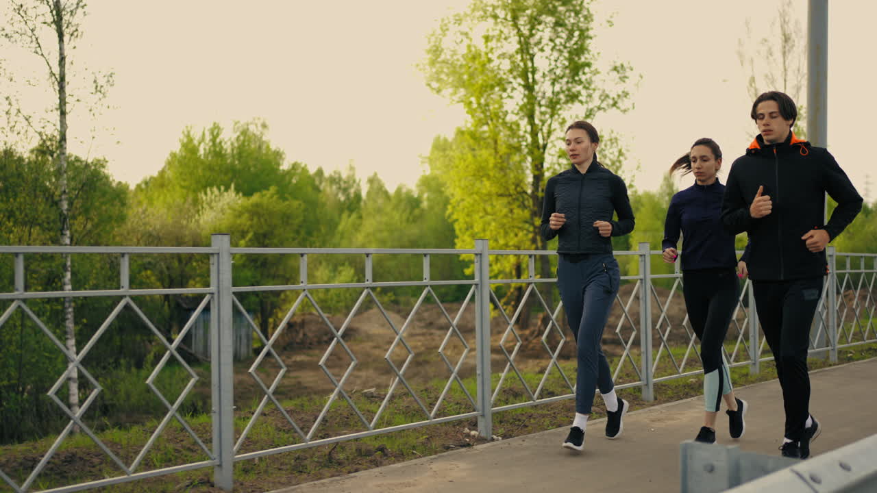 amigos jóvenes corren juntos en la mañana de verano estilo de vida saludable de los jóvenes modernos