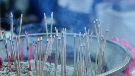 video de 4k de enfoque selectivo en el palo de humo para la cultura espiritual en el templo chino