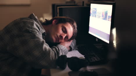 dormido, estudiante y hombre cansado en el escritorio