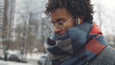 hombre en la ciudad de invierno