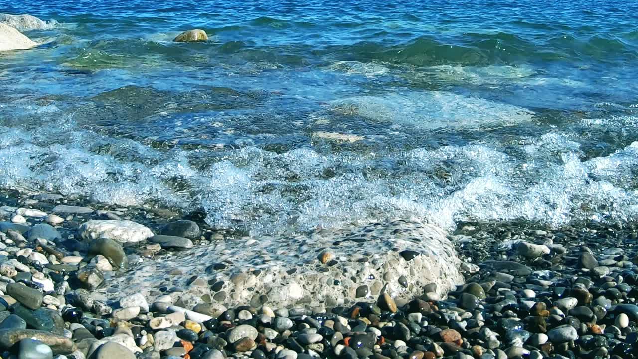 바위 해변에 파도가 있는 아름다운 바다