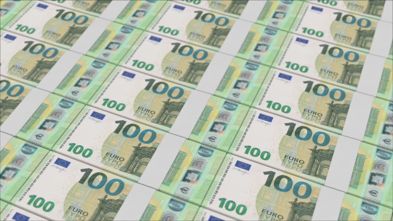 100 EURO Banknoten, gedruckt von einer Geldpresse