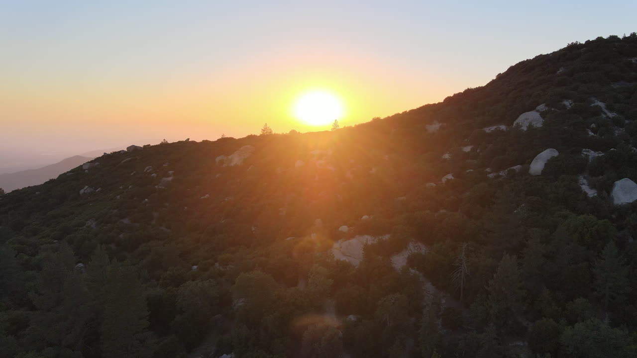 puesta de sol sobre un paisaje de montaña