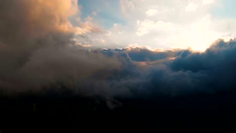 la cámara se extiende a través de las nubes de lluvia de la noche al atardecer por encima de los niveles de nubes. fabuloso vuelo en las nubes. vista aérea