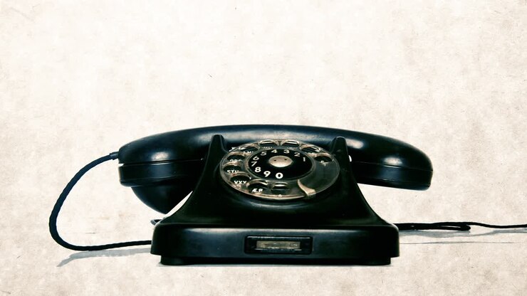 le téléphone noir vintage vient et sonne et puis quitte la boucle