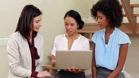 mujeres de negocios creativas que usan portátiles