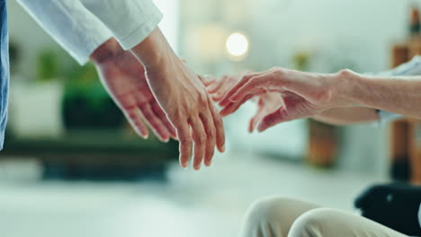 enfermera, mujer anciana y tomados de la mano