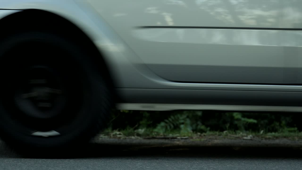 해질녘에 여행 로드트립을 위해 마을을 떠나는 낡은 자동차 해치백