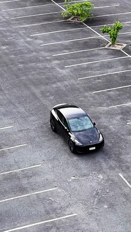 tesla conduciendo a través de un estacionamiento vacío