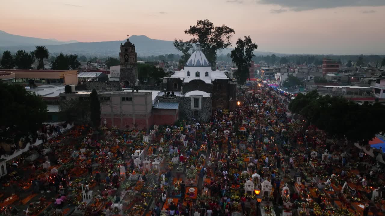 celebración del día de los muertos, sobre el cementerio mixquic y la iglesia en méxico - vista aérea