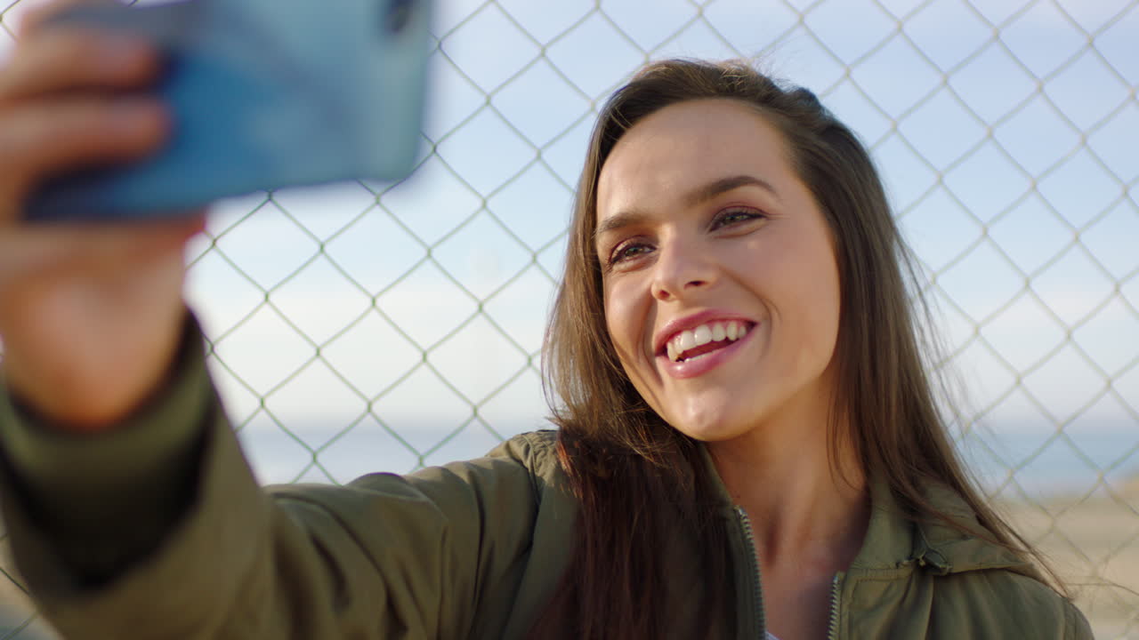 una joven feliz haciendo una videollamada