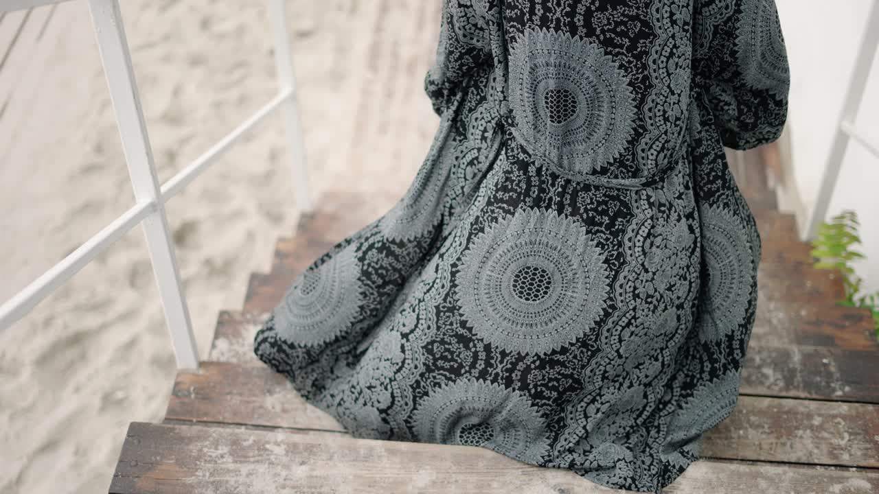 여름날 해변으로 계단을 내려가는 우아한 peignoir에 맨발 여성의 뒷 전망