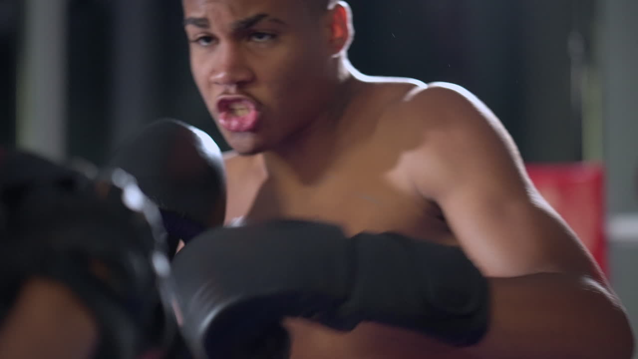 링에서 훈련하는 젊은 권투 선수