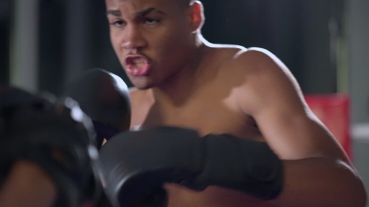 Boxer più giovane che si allena sul ring