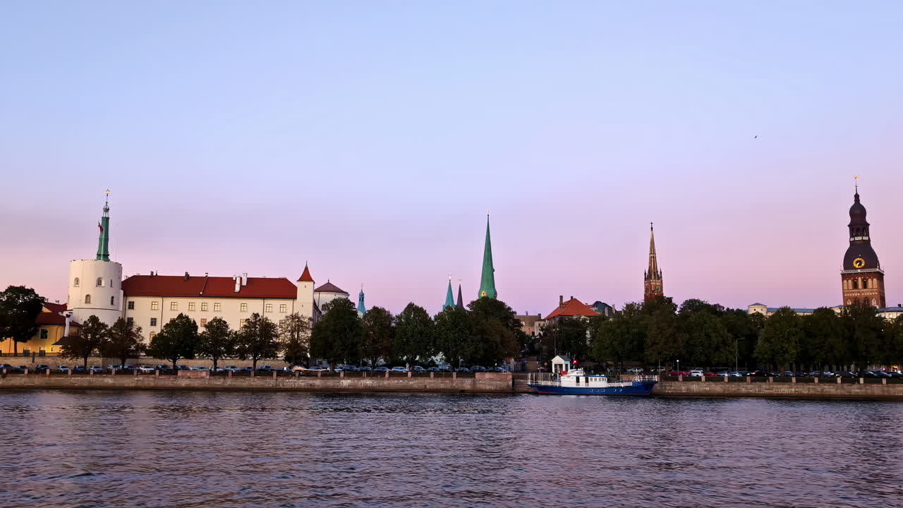 Suggestiva skyline di Riga al crepuscolo, con il fiume e gli edifici storici visibili