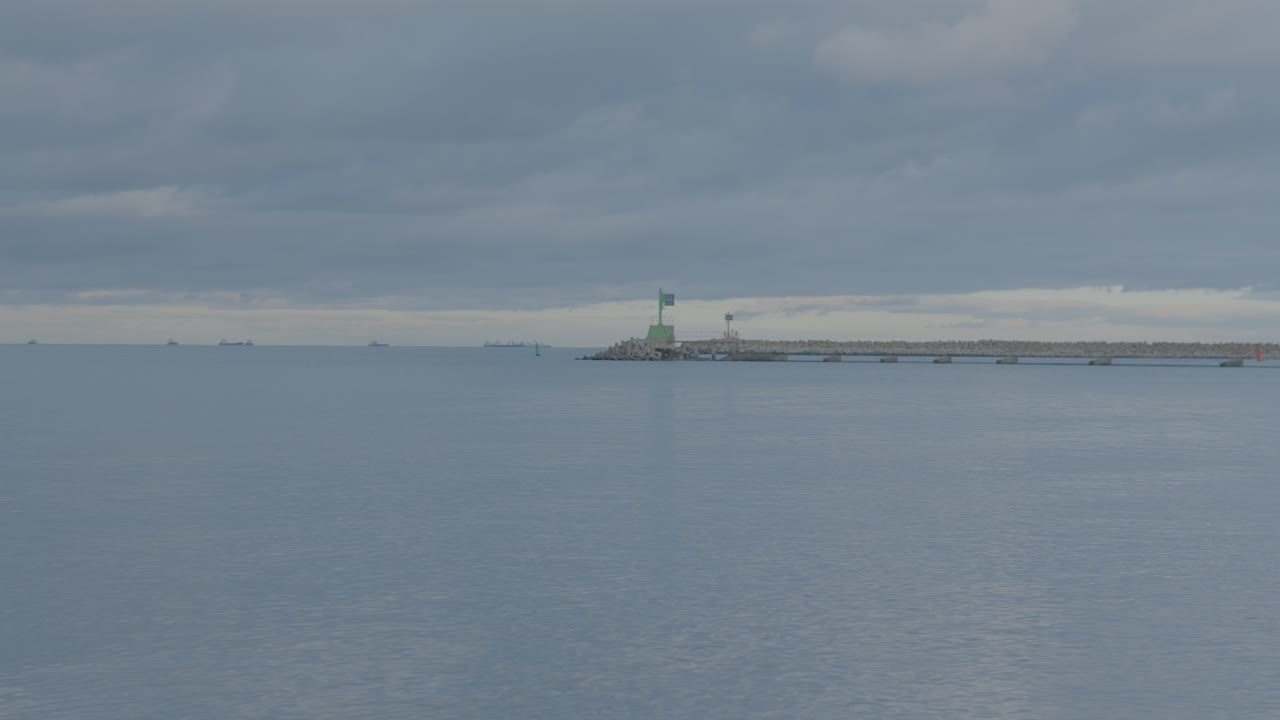 vista a través del golfo de gdansk con rompeolas visto en segundo plano.