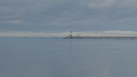 vista a través del golfo de gdansk con rompeolas visto en segundo plano.