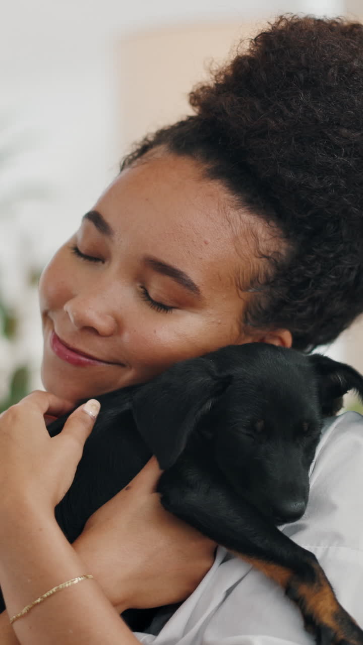Donna affettuosa che coccola il suo cucciolo nero addormentato