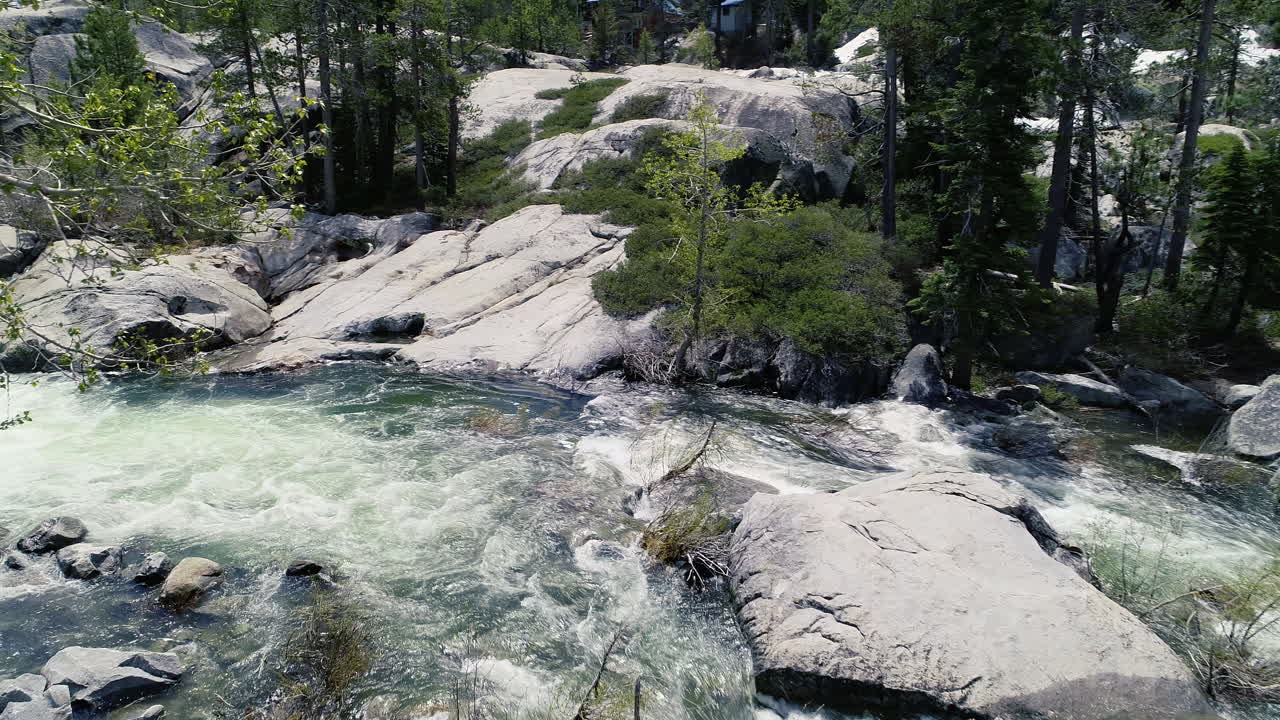 muévase hacia adentro y luego muévase hacia la izquierda, revelando el río junto con los árboles.