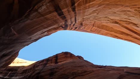 impresionante vista de pov dentro de las profundas paredes rocosas del cañón de glen y el cielo azul claro