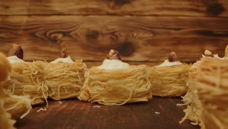 dulces orientales baklava en fondo de madera, hacer zoom en el video