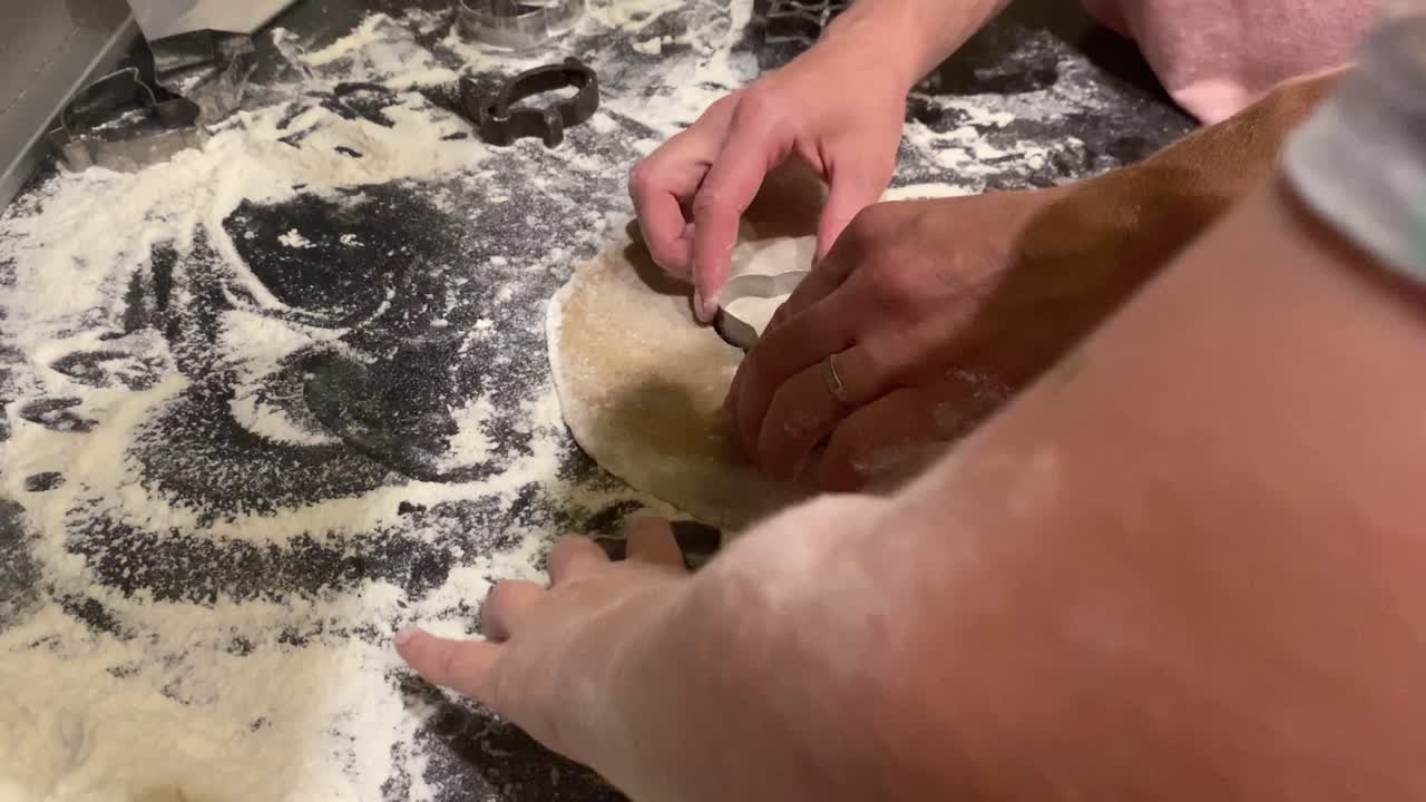 Il processo di preparazione di biscotti di pan di zenzero con stampini per Pasqua