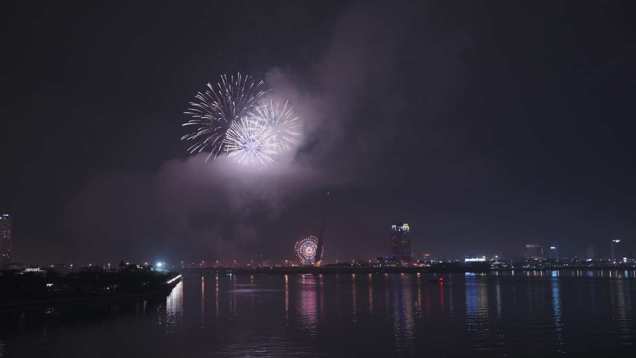 hermosos fuegos artificiales iluminan el cielo para el año nuevo lunar y las vacaciones de tet sobre el río han en danang, vietnam
