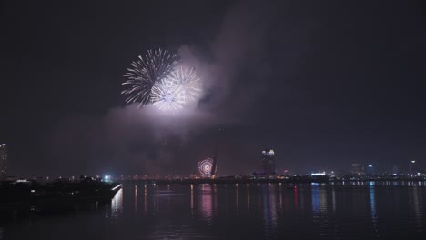 Hermosos-Fuegos-Artificiales-Iluminan-El-Cielo-Para-El-Año-Nuevo-Lunar-Y-Las-Vacaciones-De-Tet-Sobre-El-Río-Han-En-Danang,-Vietnam