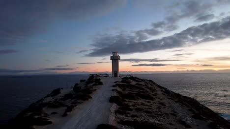 Faro-De-Cabo-Spencer-En-Promontorio,-Puesta-De-Sol-Escénica-En-El-Fondo,-Cielo-Espectacular,-órbita-Aérea