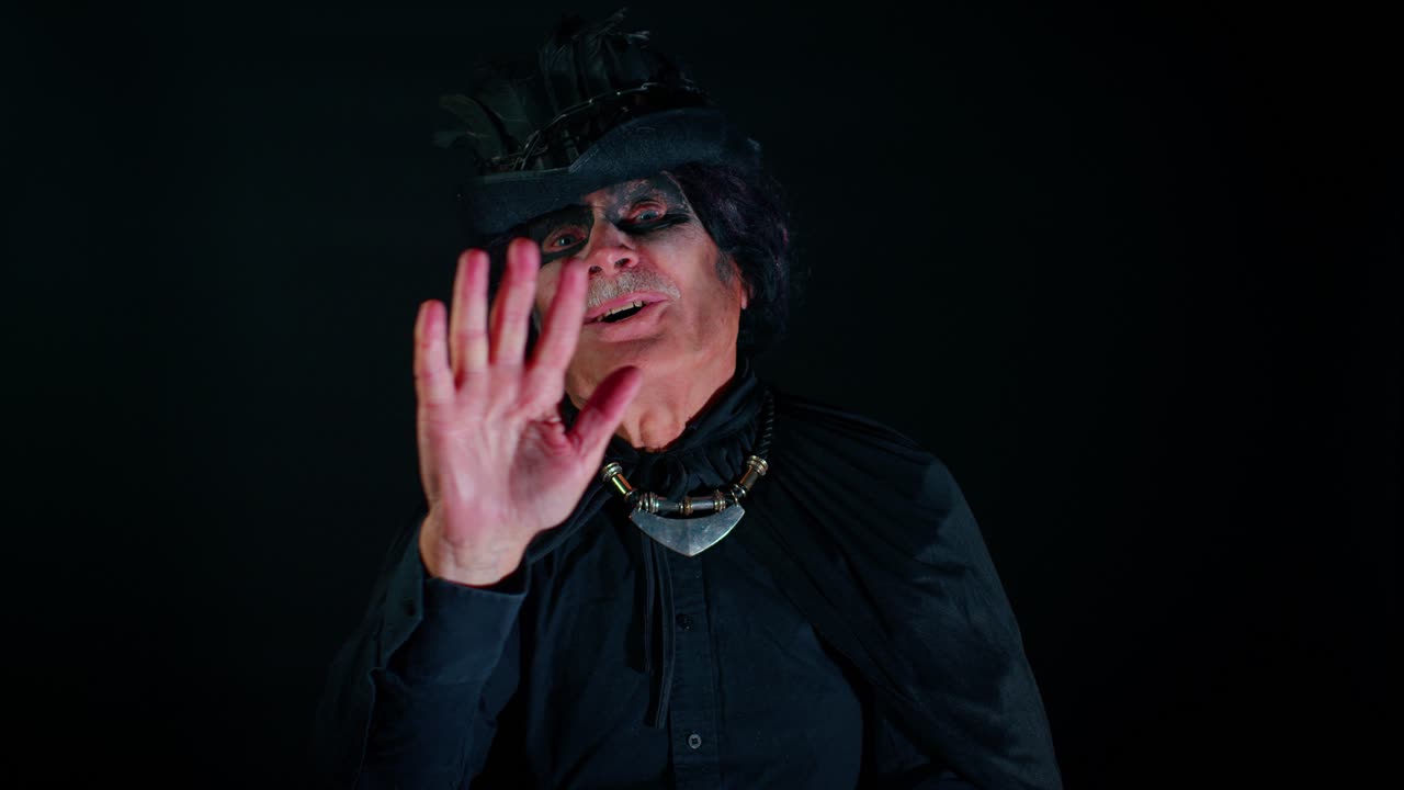 할로윈 위처 메이크업을 한 무서운 노인 손바닥을 흔들며 안 ⁇ 하세요