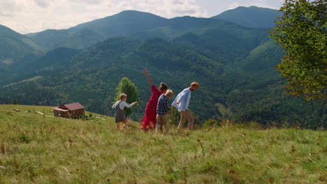 Familia-Disfrutando-De-Juegos-Al-Aire-Libre-En-Una-Colina-Verde.-Padres-E-Hijos-Jugando-En-La-Pradera.