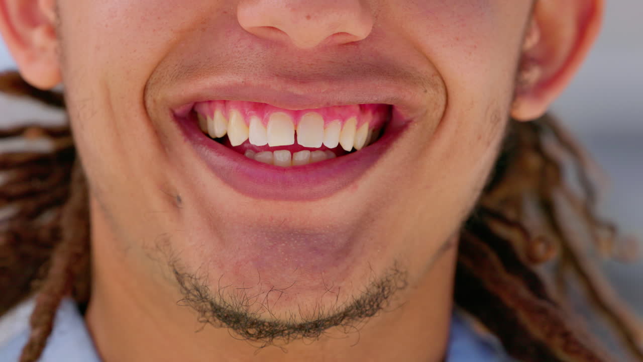 hombre, sonrisa y boca con dientes para el cuidado dental