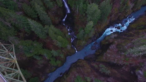 Eine-Antenne-über-Eine-Stählerne-Hängebrücke-über-Den-Skokomish-River-In-Washington,-USA