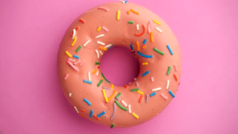 el donut glazado de primer plano.