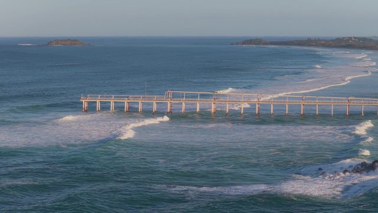 Bypass della Sabbia di Tweed e Oceano Panoramico a Fingal Head, Nuovo Galles del Sud, Australia - Ripresa con drone
