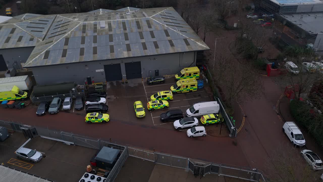 Vista aérea do depósito de ambulâncias e local de armazenamento de veículos em Londres. Serviços de emergência do NHS e socorristas