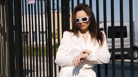 mujer elegante en traje blanco