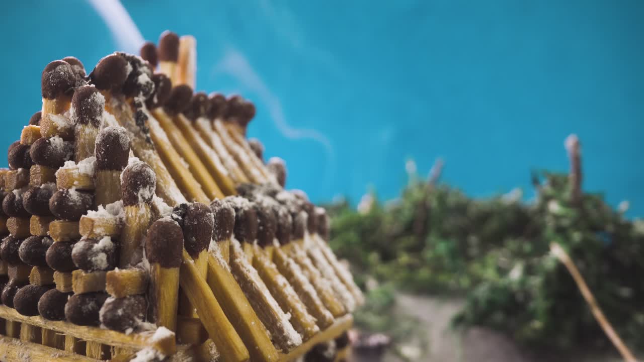 mini animazione con tetto della casa dei fiammiferi contro il fumo in legno