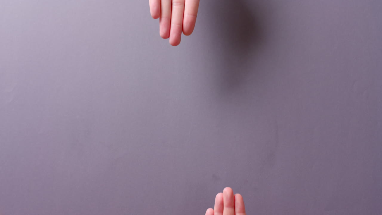 백인 사람들의 손이 회색 배경에 혈액 방울을 들고 복사 공간, 느린 동작