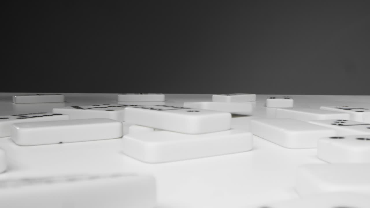 도미노를 떨어뜨리는 누군가의 중간 샷